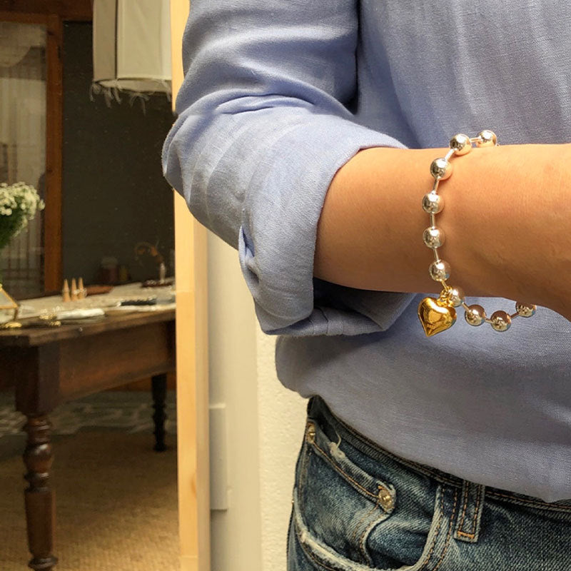 Damenarmband mit herzförmigem Anhänger und eleganten Perlen Shop Nory