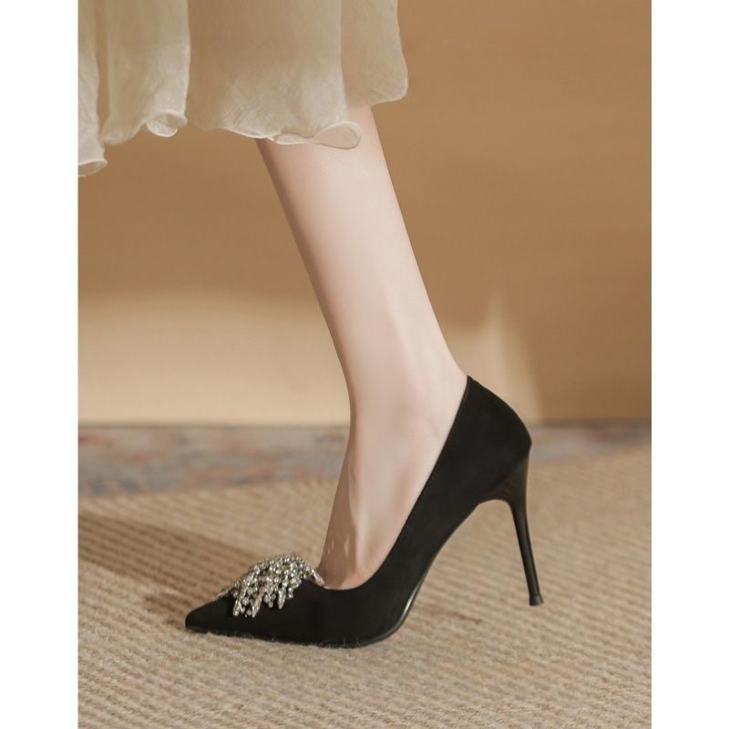Damen spitz zulaufende Samt‑Pumps mit hohem Stiletto und Kristallbrosche Shop Nory
