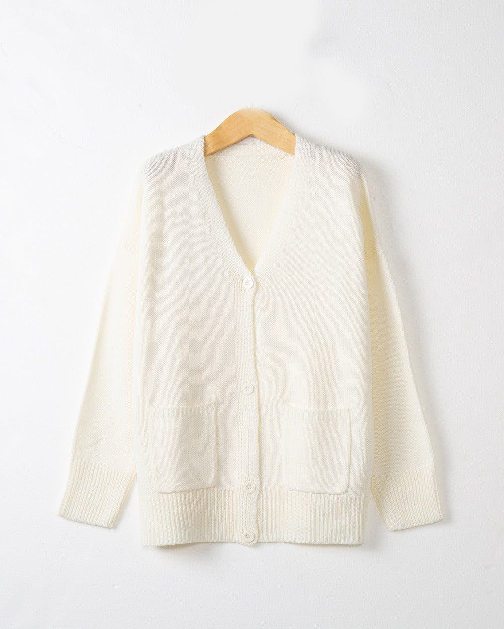Damen Feiner Oversize-Strickcardigan mit V-Ausschnitt, Knopfleiste und aufgesetzten Eingrifftaschen Shop Nory