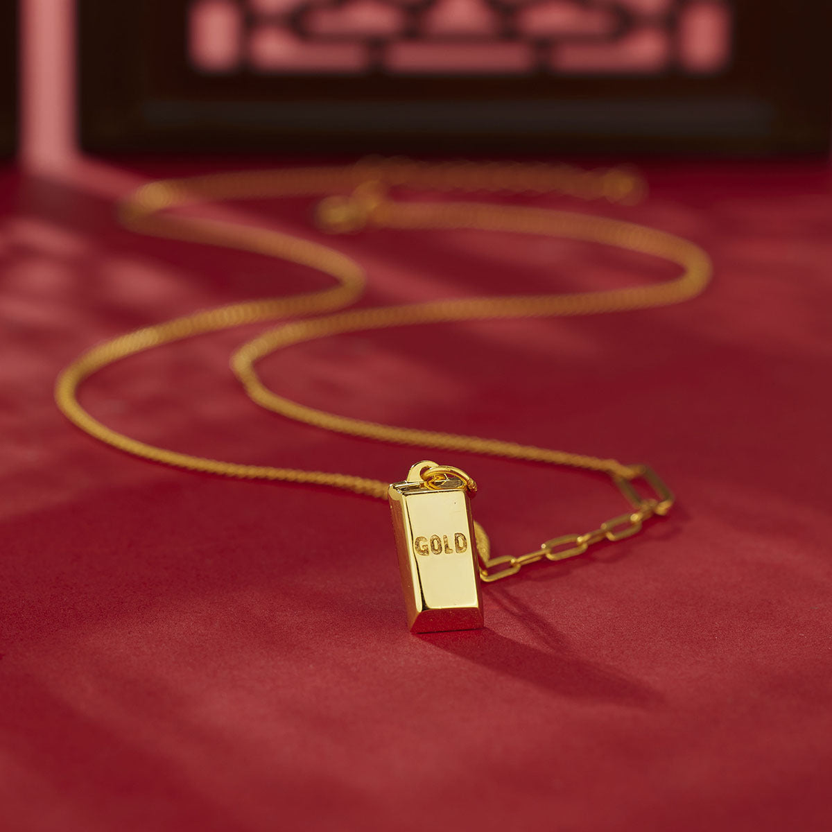 Damen stilvolle Halskette mit goldfarbenem Anhänger im Barren-Design Shop Nory
