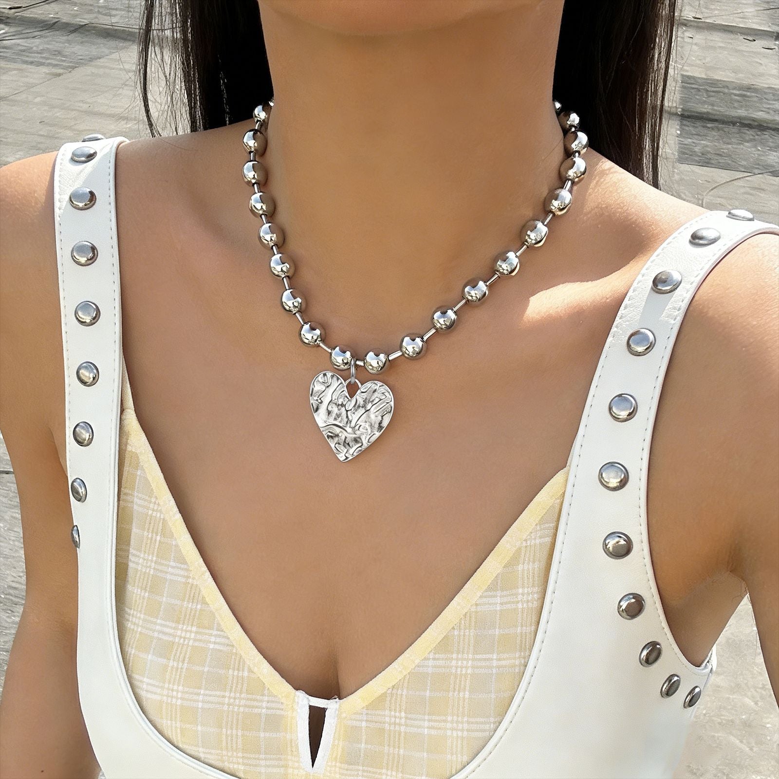 Damen Halskette mit einzigartigem Herzanhänger und glänzenden Perlen Shop Nory