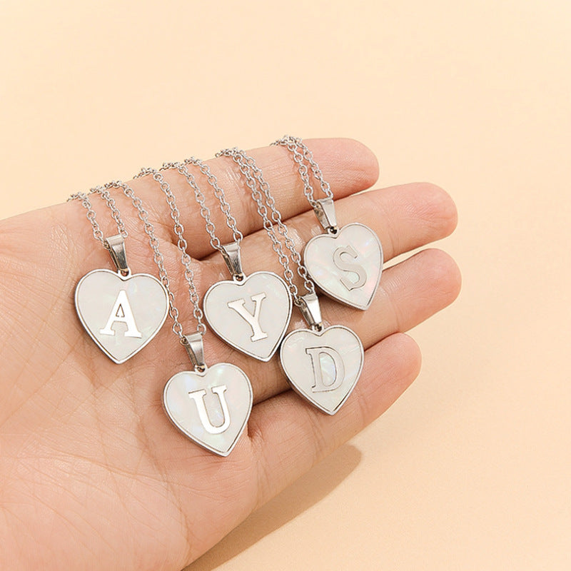 Damen Halskette mit herzförmigem Anhänger aus Muschelschale und initialisiertem Design Shop Nory