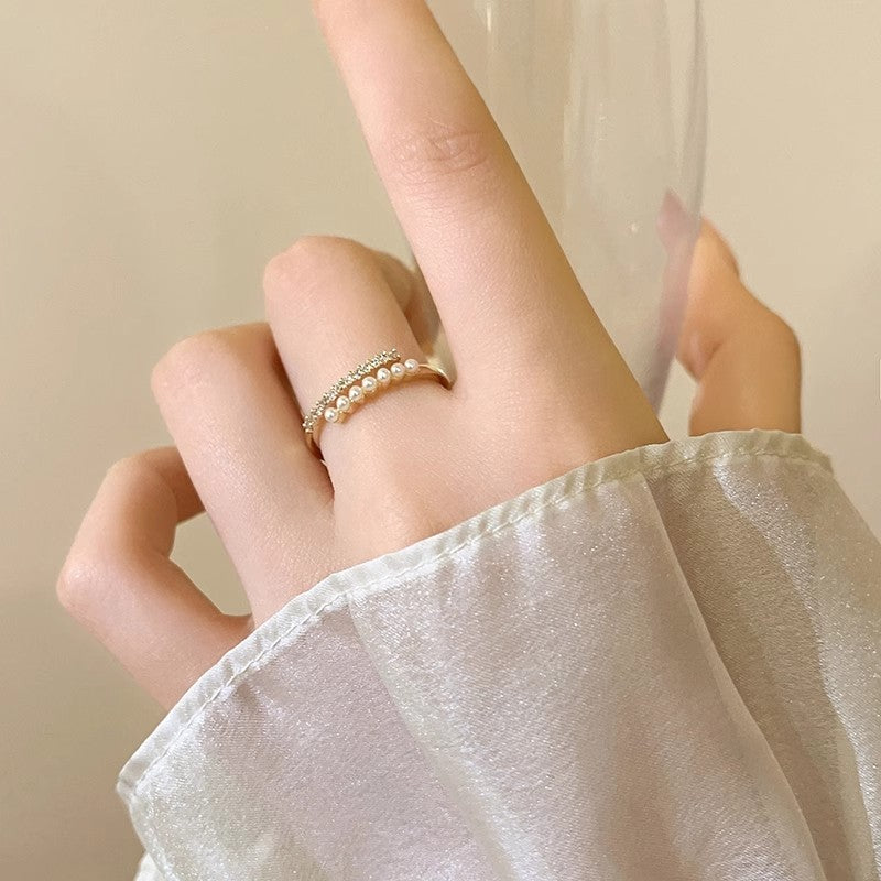 Damen eleganter Ring mit zarten Perlen und funkelnden Akzenten Shop Nory