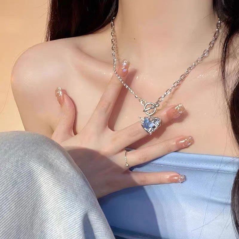 Damen Halskette mit funkelndem Herzanhänger und eleganten Kettendetails Shop Nory