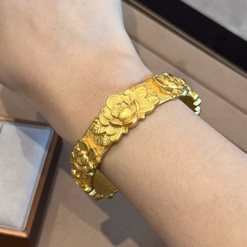 Damenarmband mit elegantem Blumenrelief und hochwertiger Verarbeitung Shop Nory