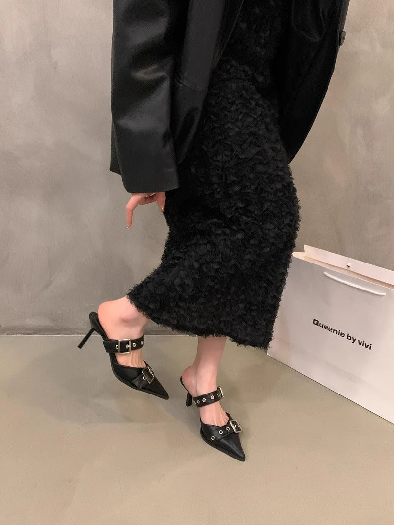 Damen Spitz zulaufende Mule‑Pantoletten mit doppeltem Schnallenriemen, Ösen‑Detail und niedrigem Kitten‑Absatz Shop Nory