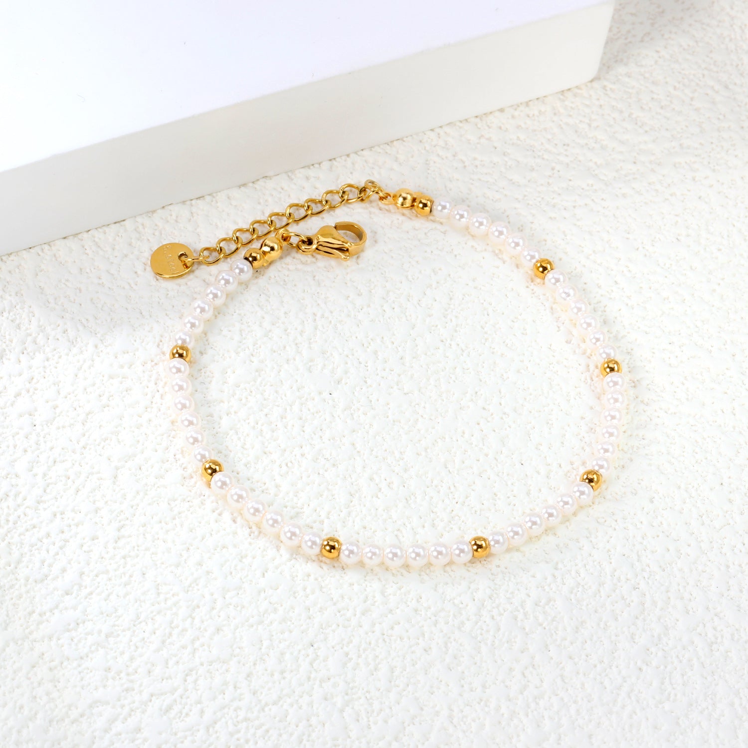 Damen zartes Armband mit Perlen- und goldplattierten Akzenten Shop Nory
