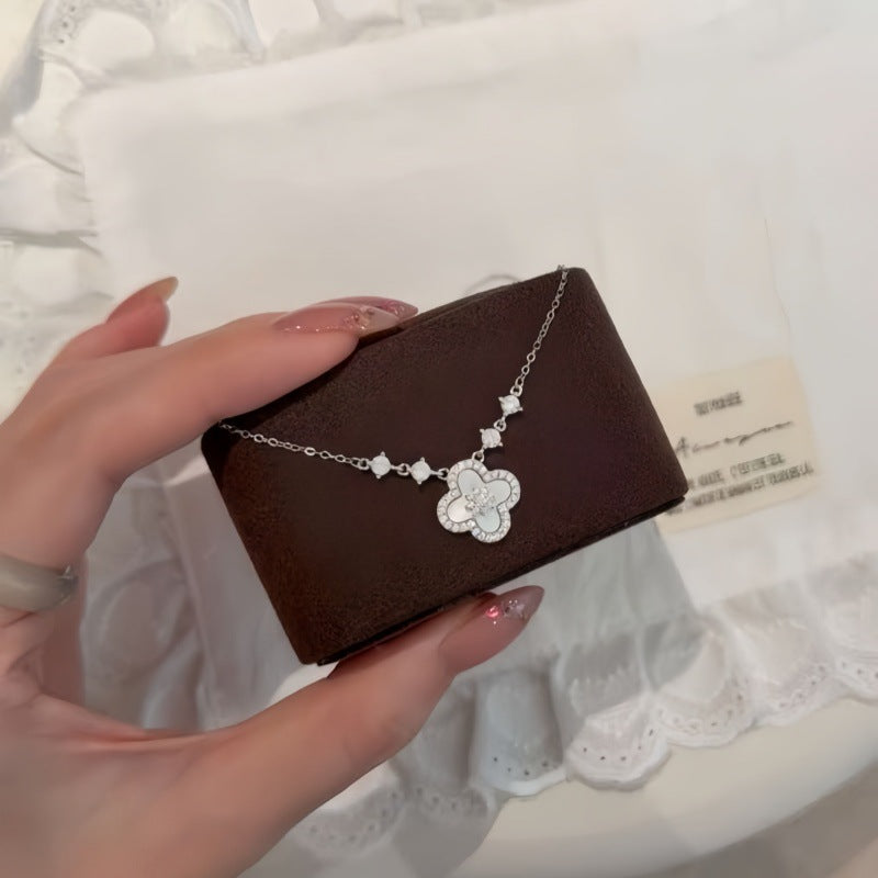 Damen Halskette mit kunstvollem Blumendesign und funkelnden Kristallen Shop Nory
