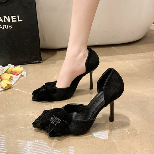 Damen spitz zulaufende Samt‑Slingback‑Pumps mit hohem Pfennigabsatz und dreidimensionaler Blütenapplikation Shop Nory