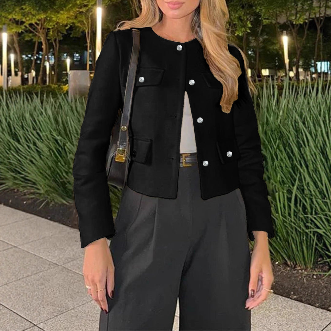 Damen Kurzjacke im Bouclé-Style mit Rundhalsausschnitt, Zierknöpfen und aufgesetzten Pattentaschen Shop Nory