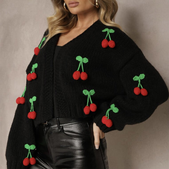 Damen Kurzcardigan aus grobem Strick mit gehäkelten Kirschen-Applikationen und V-Ausschnitt Shop Nory