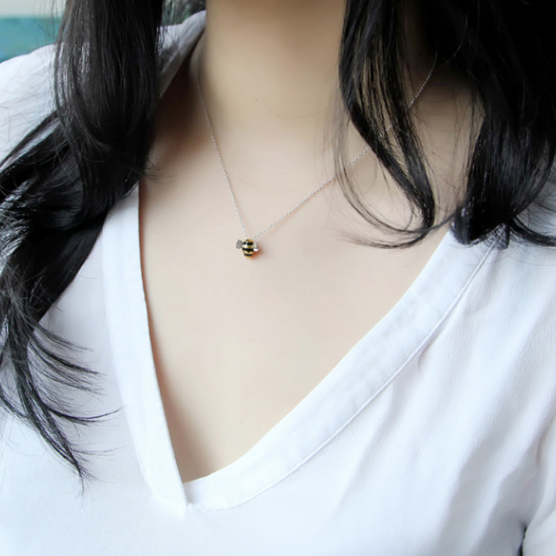 Damen Halskette mit charmantem Bienenmotiv und filigranem Anhänger Shop Nory