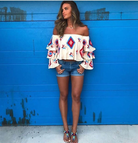 Damen Boho-Top mit Carmenausschnitt, gestuften Volantärmeln und aufwendiger Stickerei Shop Nory
