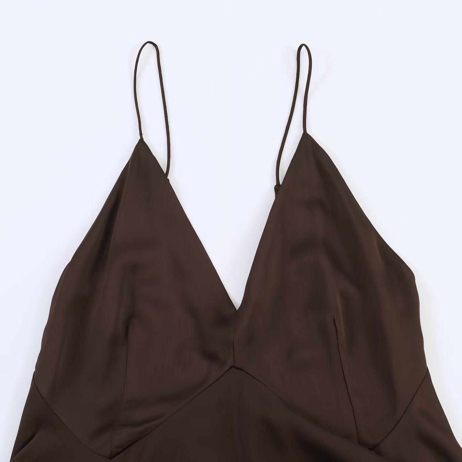 Damen Maxikleid mit elegantem asymmetrischen Saum und feinem V-Ausschnitt Shopnory