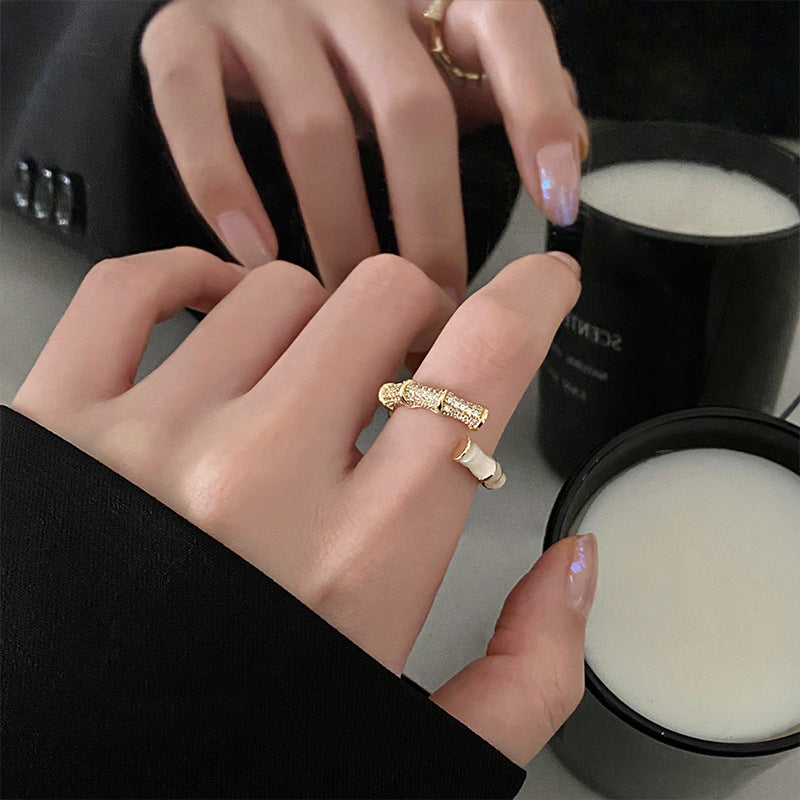 Damenring mit elegantem strukturierten Design und funkelnden Zirkonia Shop Nory