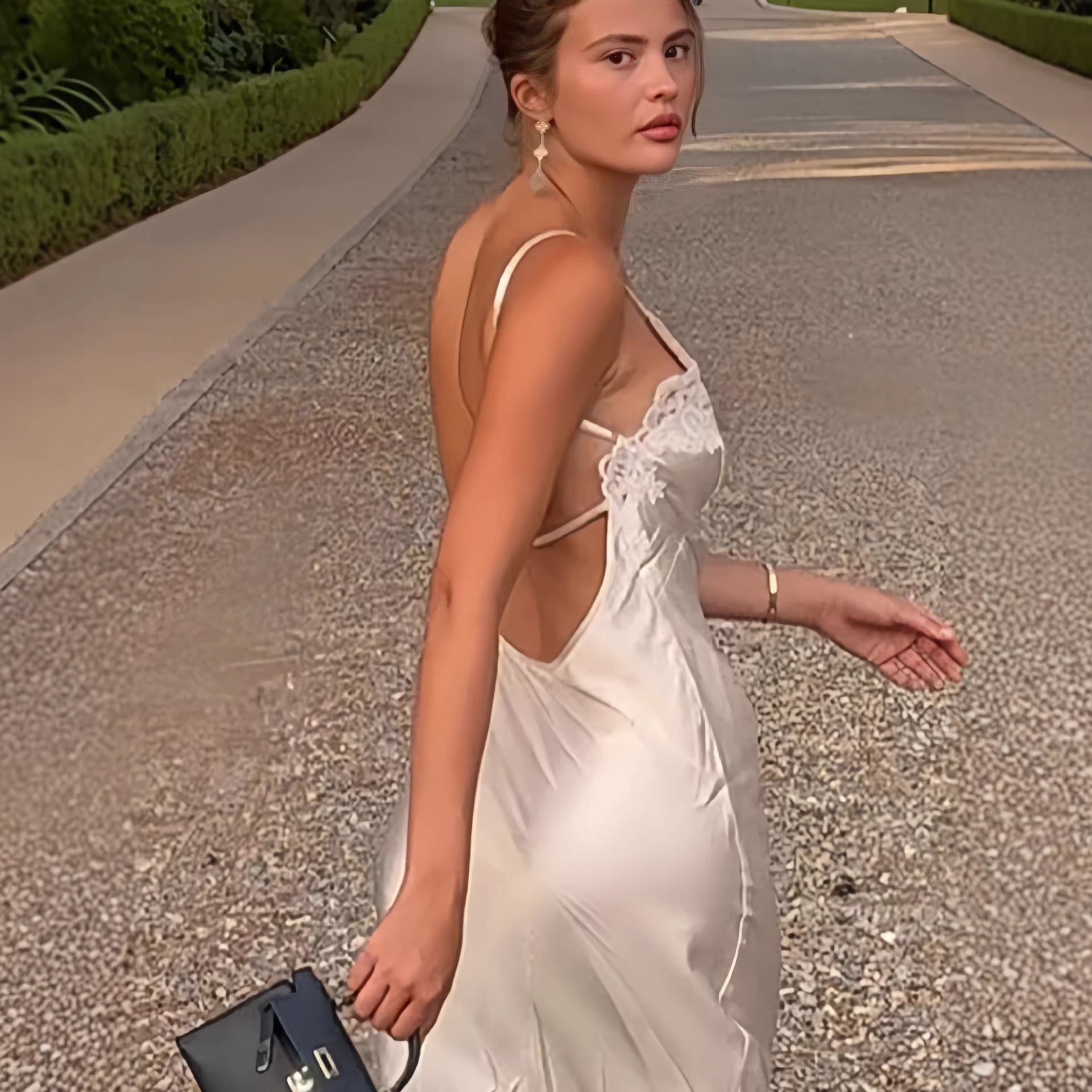 Damen elegantes Satin Maxikleid mit Spitzenbesatz und schmalem Trägerdesign Shopnory