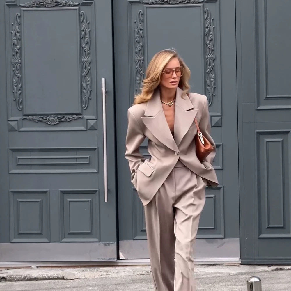 Damen Oversized Blazer‑Anzug mit skulpturaler Schulter, taillierter Ein‑Knopf‑Jacke und weiten Plisseehosen Shop Nory