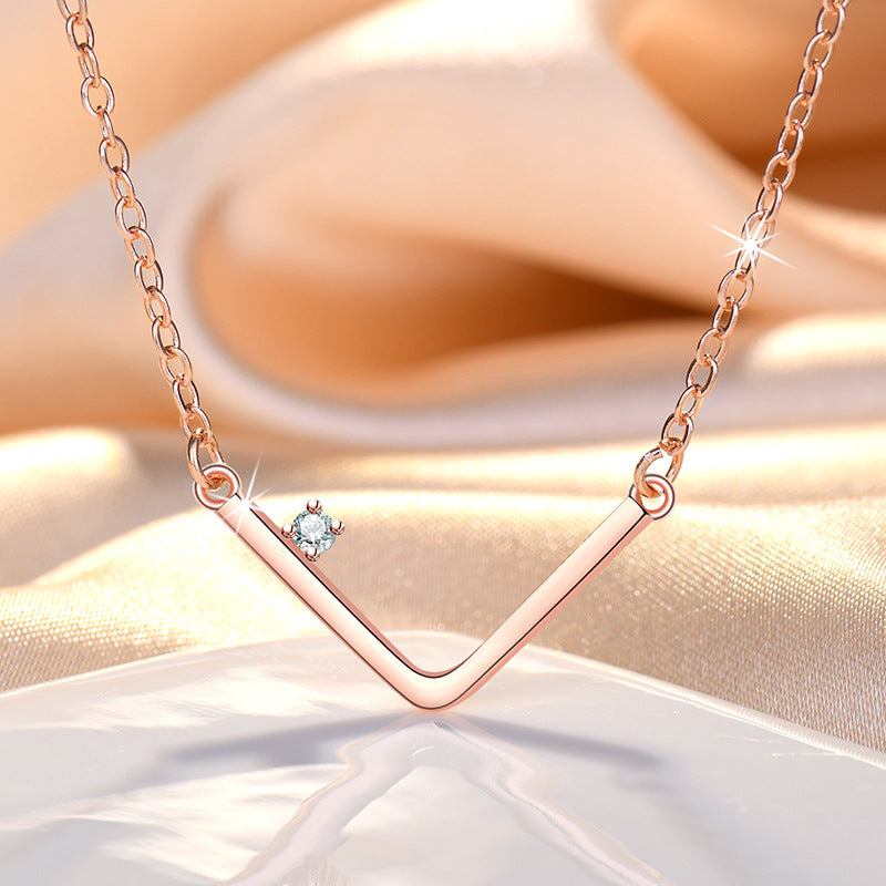 Damen Halskette mit modernem V-Design und funkelndem Zirkonia-Akzent Shop Nory