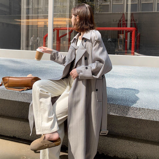 Damen Eleganter Maxilanger Nadelstreifen-Trench mit Schulterpatten und gerafften Ärmeln Shop Nory