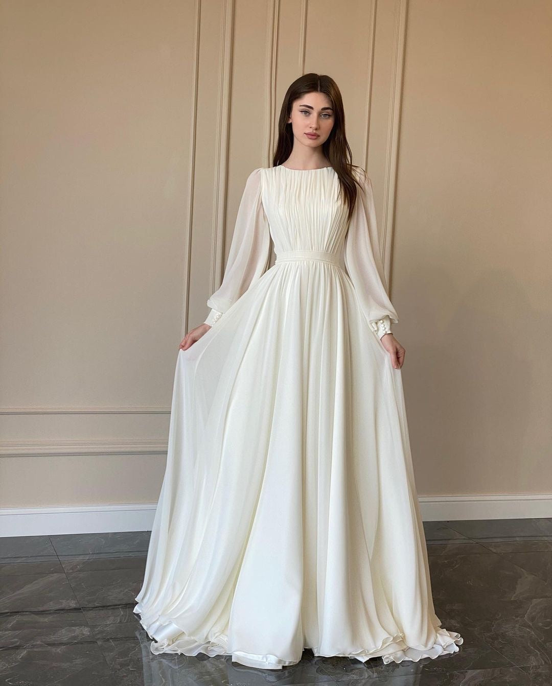 Damen Maxi-Party Kleid mit langen fließenden Ärmeln und Spitzenakzenten