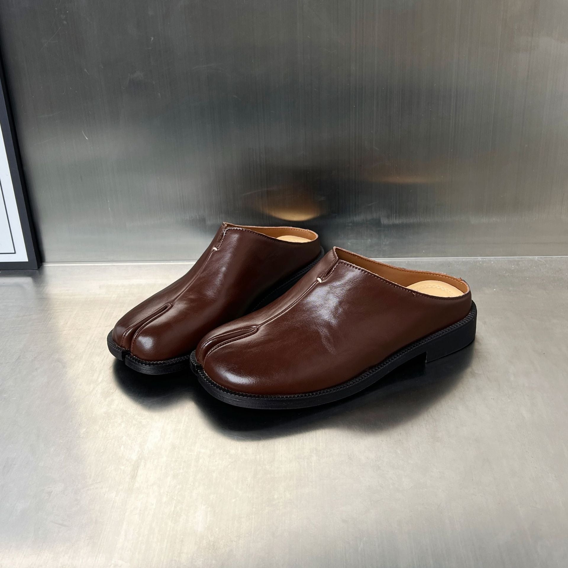 Damen modische Clogs mit einzigartigem Design und bequemer Schnallenverzierung
