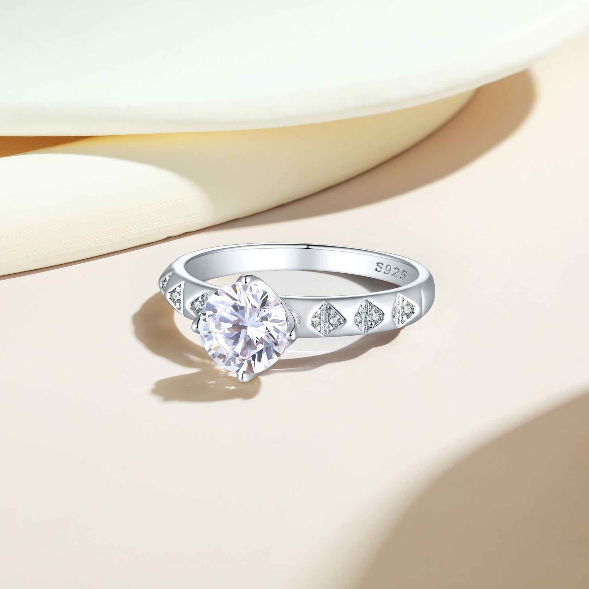 Damen eleganter Verlobungsring mit funkelndem Zirkonia-Besatz Shop Nory