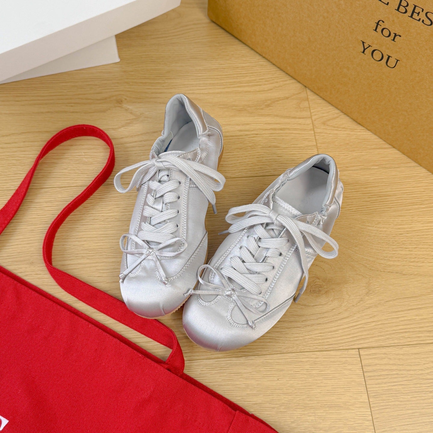 Damen Modische und komfortable Sneakers mit Satin-Oberfläche