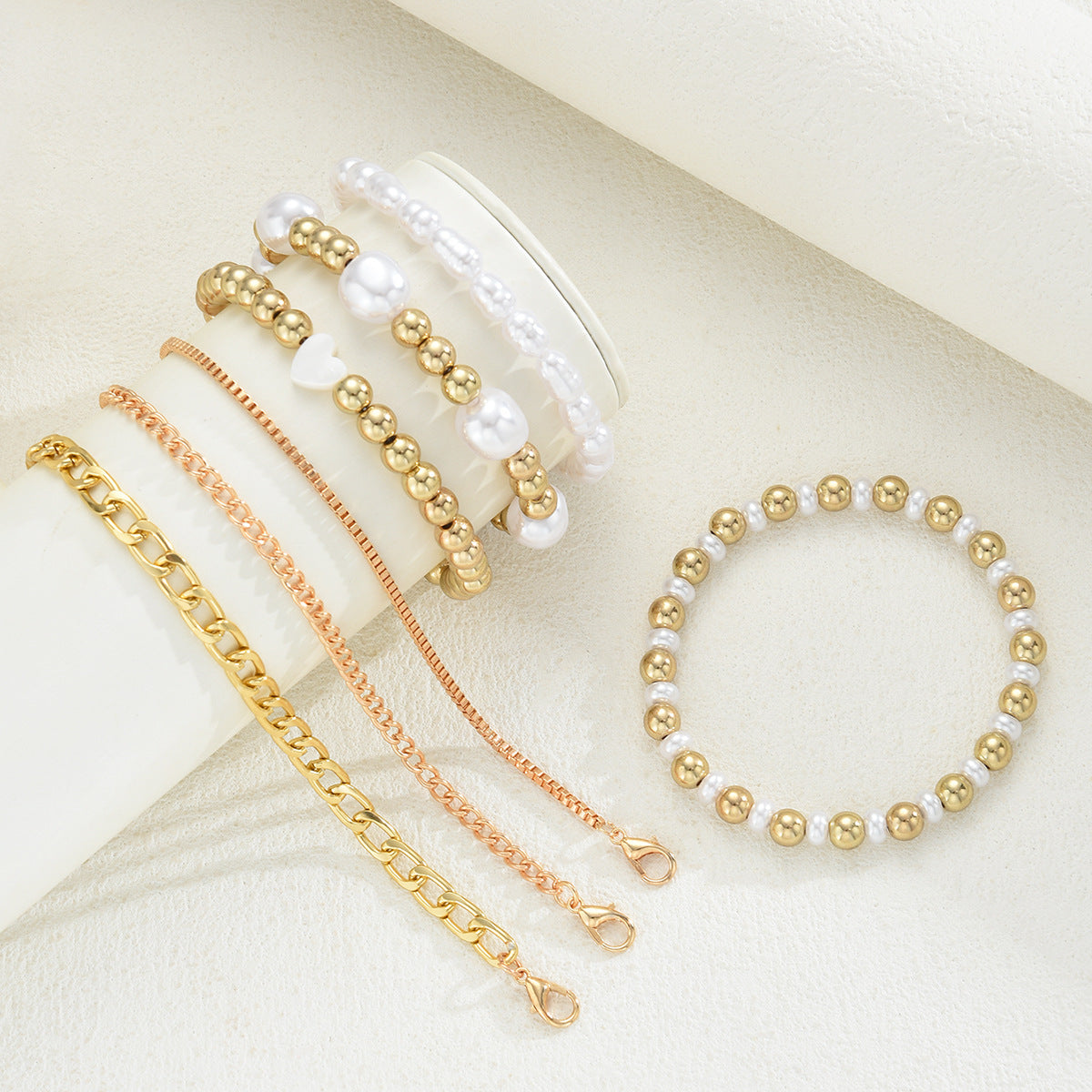 Damen Armband-Set mit eleganten und geflochtenen Perlen sowie glänzenden Akzenten Shop Nory
