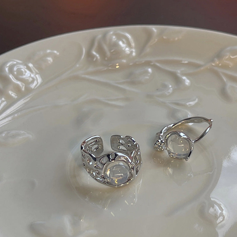 Damenring mit kunstvollem, facettiertem Design und strahlendem Edelstein Shop Nory