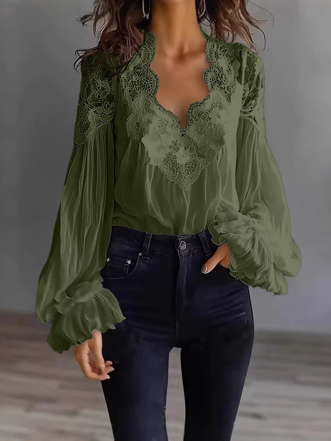 Damen Chiffon-Bluse mit Spitzen-V-Ausschnitt und weiten Plissee-Ärmeln Shop Nory