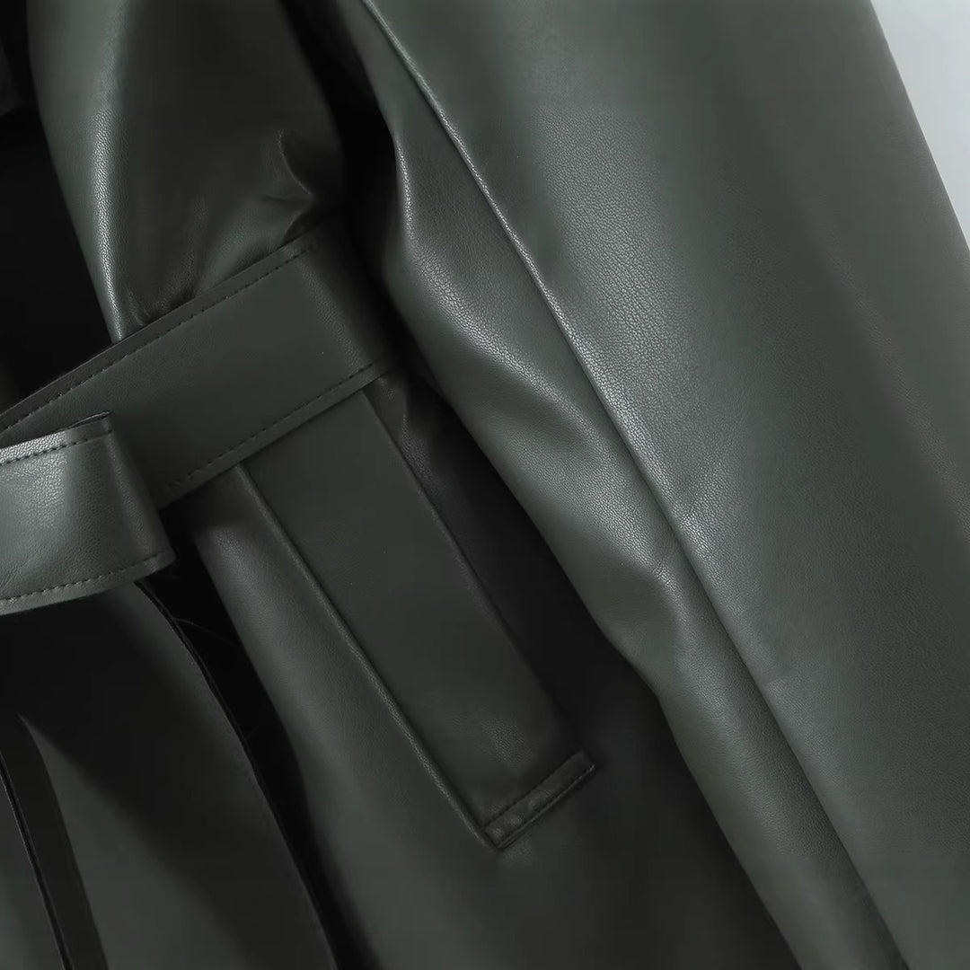 Damen Taillierter Kurzer Trenchcoat aus veganer Lederoptik mit Bindegürtel und Cape-Detail Shop Nory