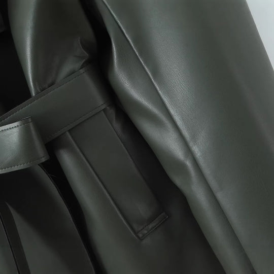 Damen Taillierter Kurzer Trenchcoat aus veganer Lederoptik mit Bindegürtel und Cape-Detail Shop Nory