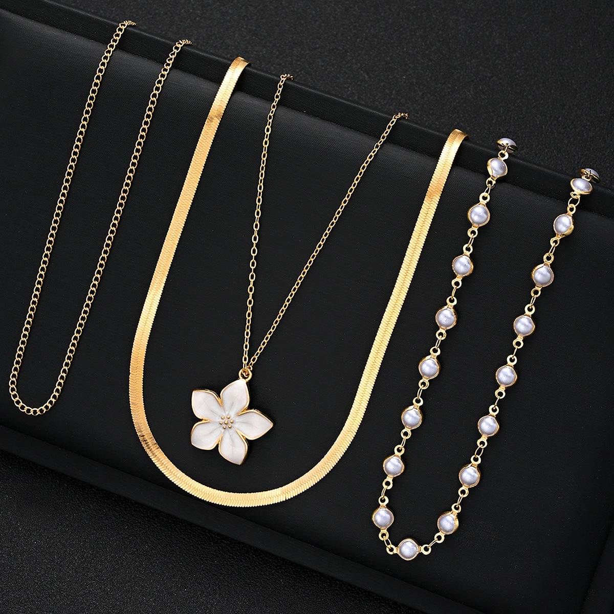 Damen elegante mehrsträngige Perlen-Halskette mit floralen Elementen Shop Nory