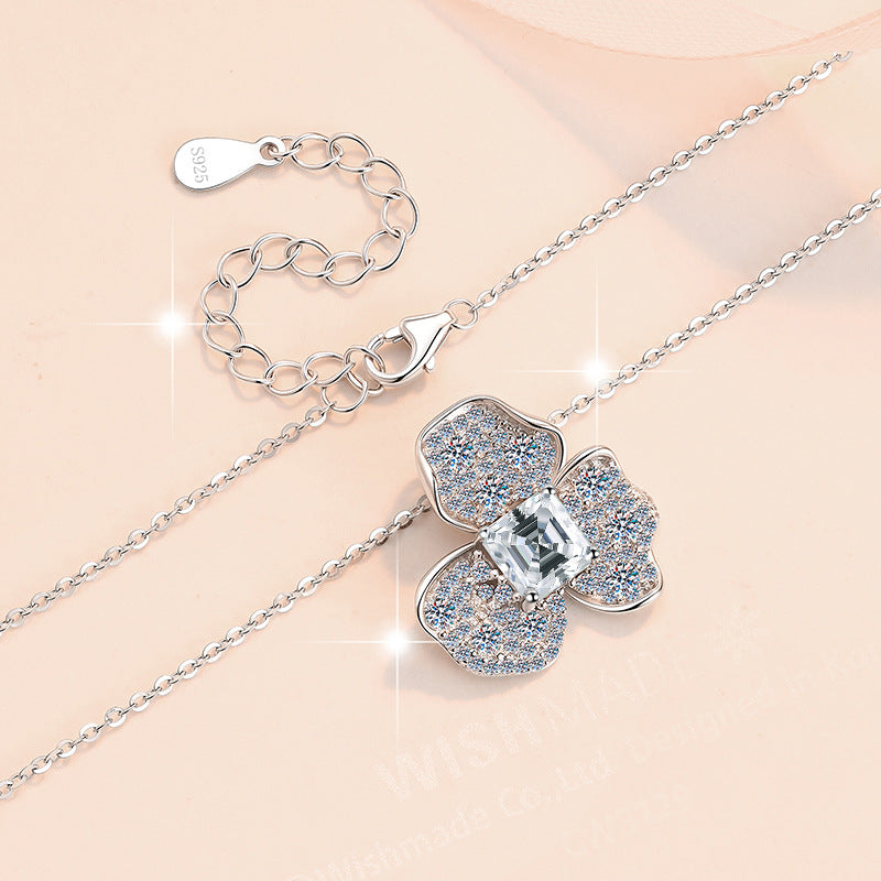 Damen Halskette mit floralen Anhänger und funkelndem Kristall Shop Nory