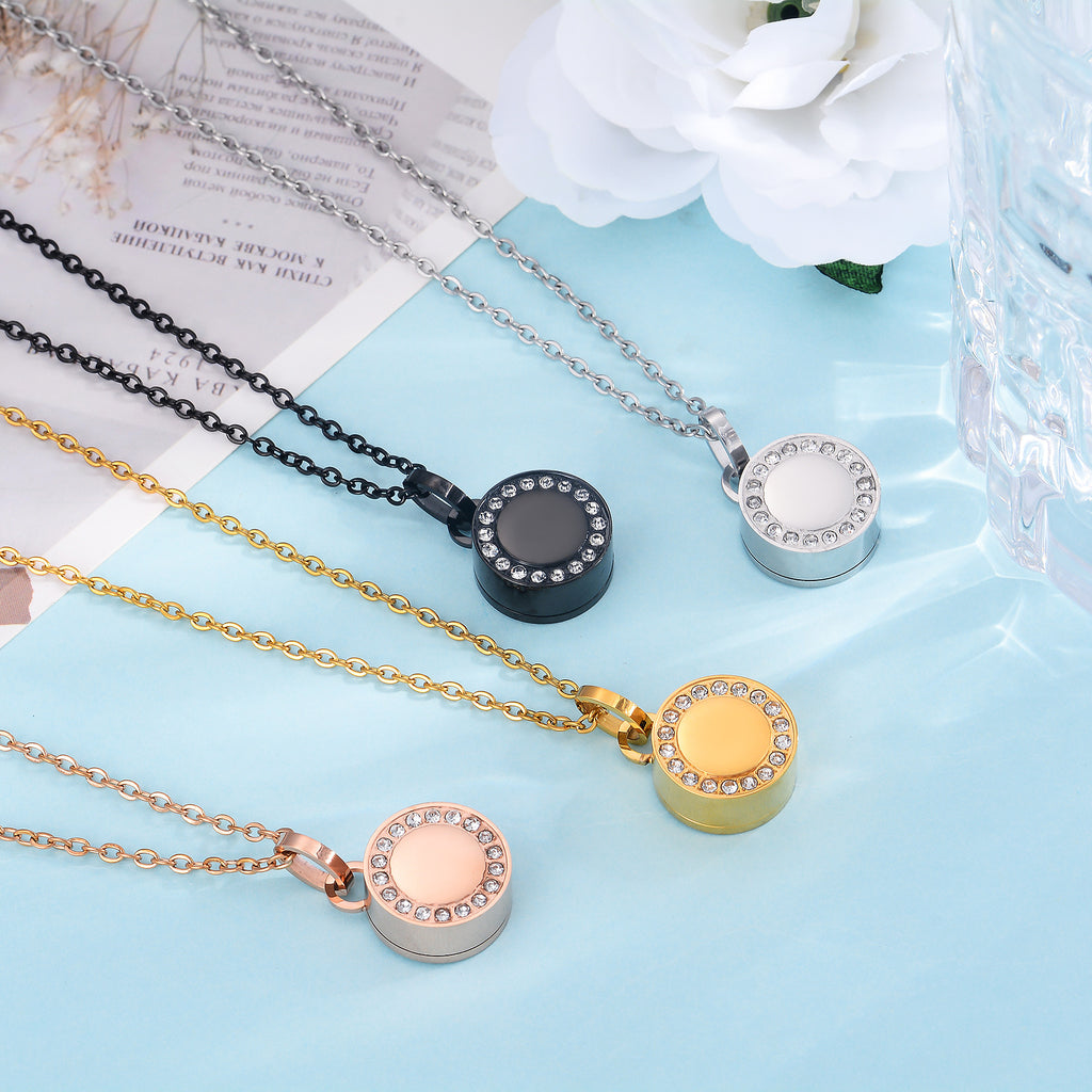 Damen Halskette mit runder Medaillon-Anhänger und funkelnden Kristallen Shop Nory