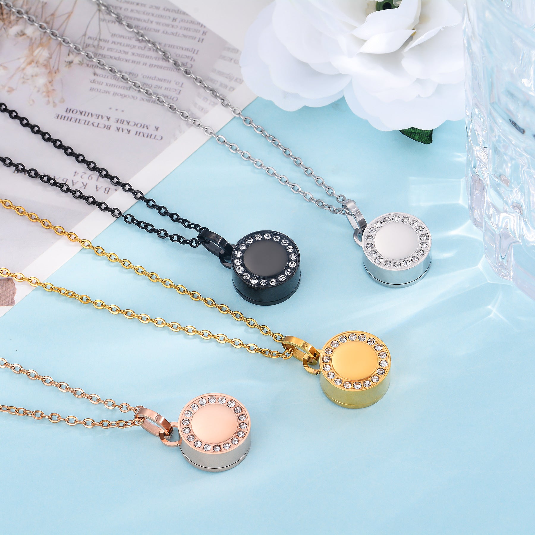 Damen Halskette mit runder Medaillon-Anhänger und funkelnden Kristallen Shop Nory
