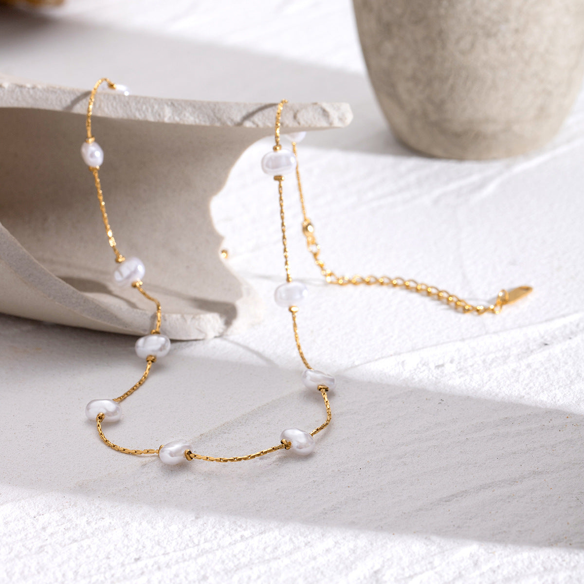 Damen Halskette mit perlenbesetzten Details aus hypoallergenem Edelstahl Shop Nory