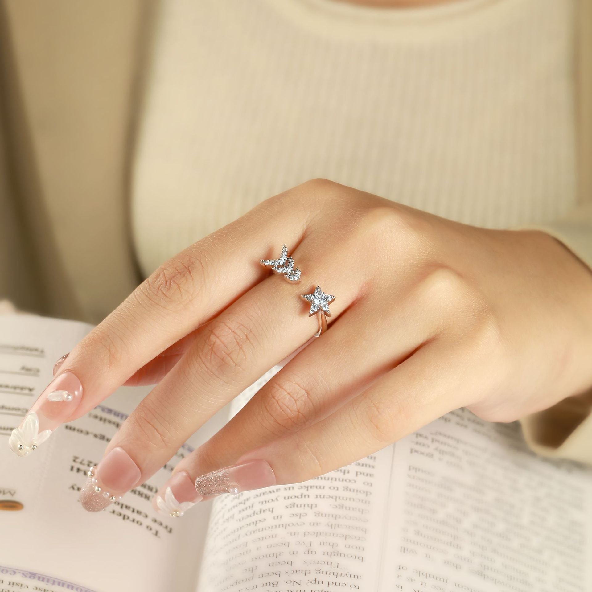Damen Ring mit funkelndem Design und eleganten Zirkonia-Details Shop Nory