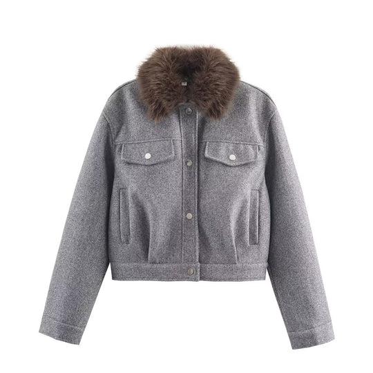Damen Kurze Wolljacke mit voluminösem Fellkragen, Druckknopf‑Front und aufgesetzten Brusttaschen Shop Nory
