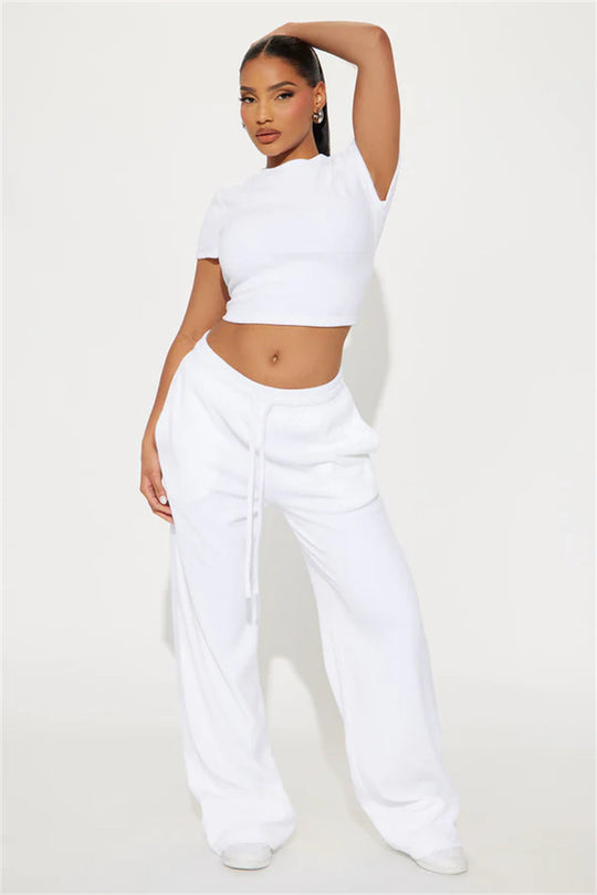 Damen Velours-Hausanzug mit bauchfreiem Shirt und weit geschnittener taillenhoher Jogginghose Shop Nory