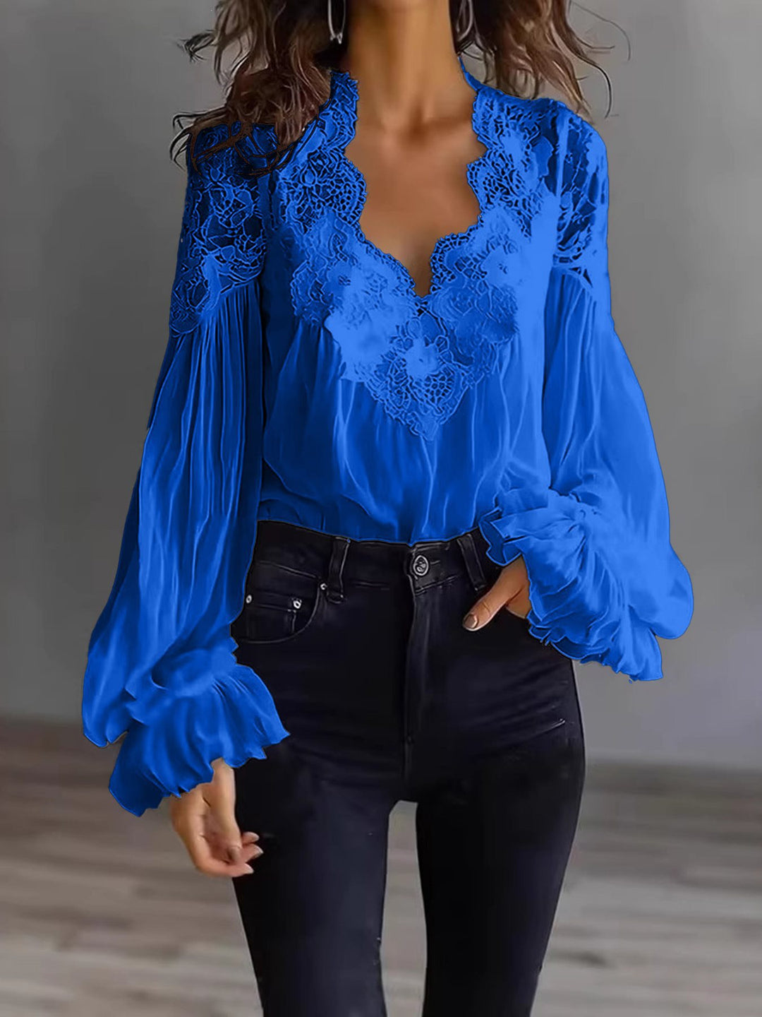 Damen Chiffon-Bluse mit Spitzen-V-Ausschnitt und weiten Plissee-Ärmeln Shop Nory