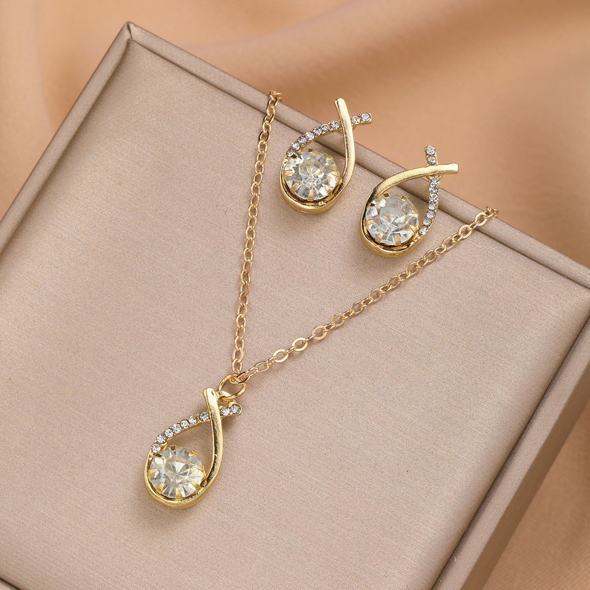 Damen Schmuckset mit funkelndem Anhänger und eleganten Ohrsteckern Shop Nory