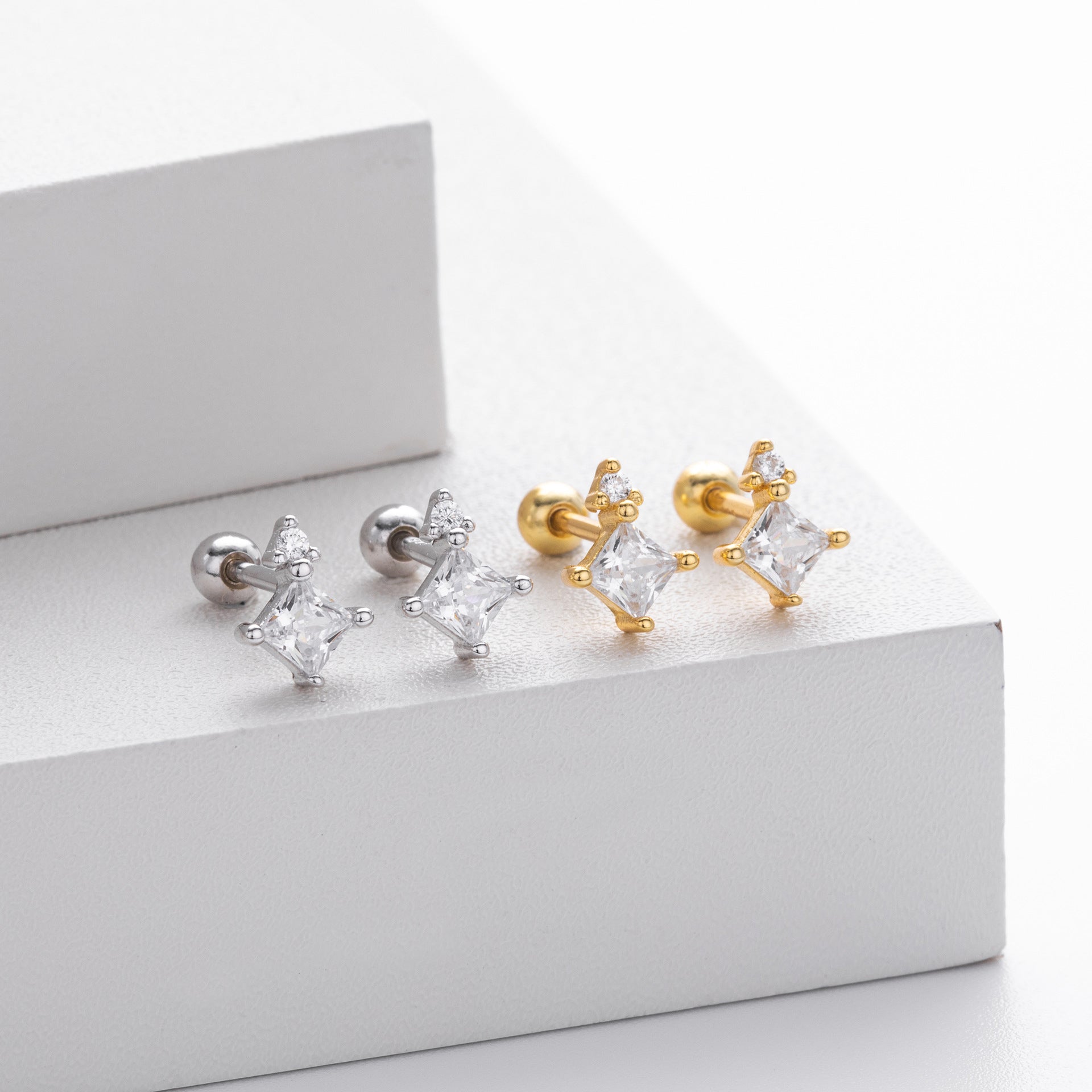 Damen Ohrstecker mit funkelndem Zirkon und eleganter Goldfassung Shop Nory