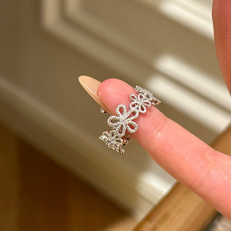 Damen filigraner Blumenring mit funkelnden Akzenten Shop Nory
