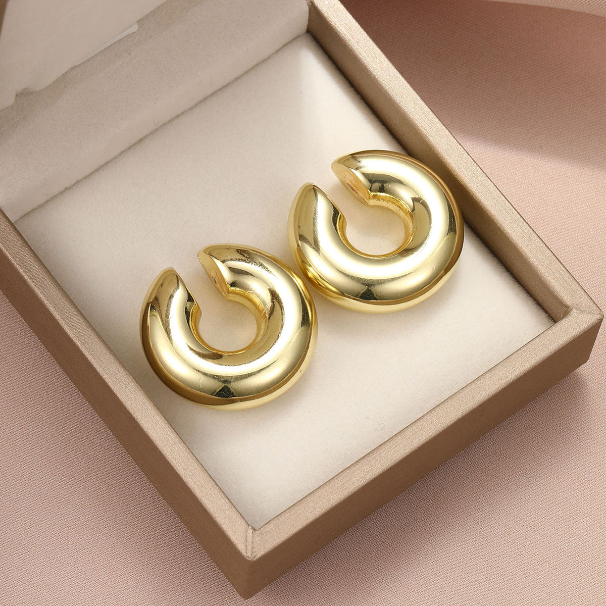 Damen Creolen mit modernem, geschwungenem Design Shop Nory