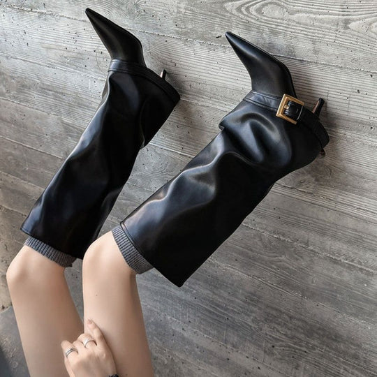 Damen Schafthohe Slouch‑Stiefel mit spitzer Zehenform, schmalem Absatz und Zierschnallenmanschette Shop Nory