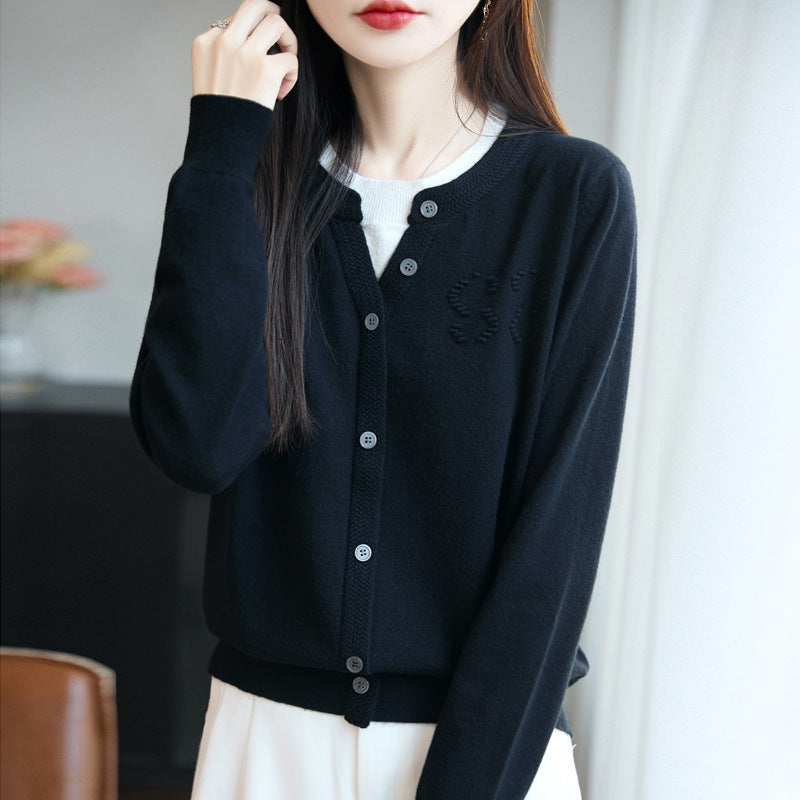 Damen Kurzer Feinstrick-Cardigan mit V‑Schlitzkragen, Rippenblende und dezentem Struktur‑Logo Shop Nory