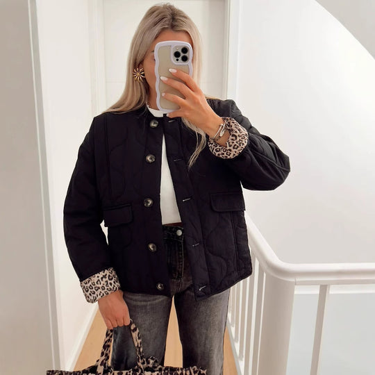Damen Gepolsterte Steppjacke im Boxy‑Schnitt mit Rundhalsausschnitt und aufgesetzten Taschen Shop Nory