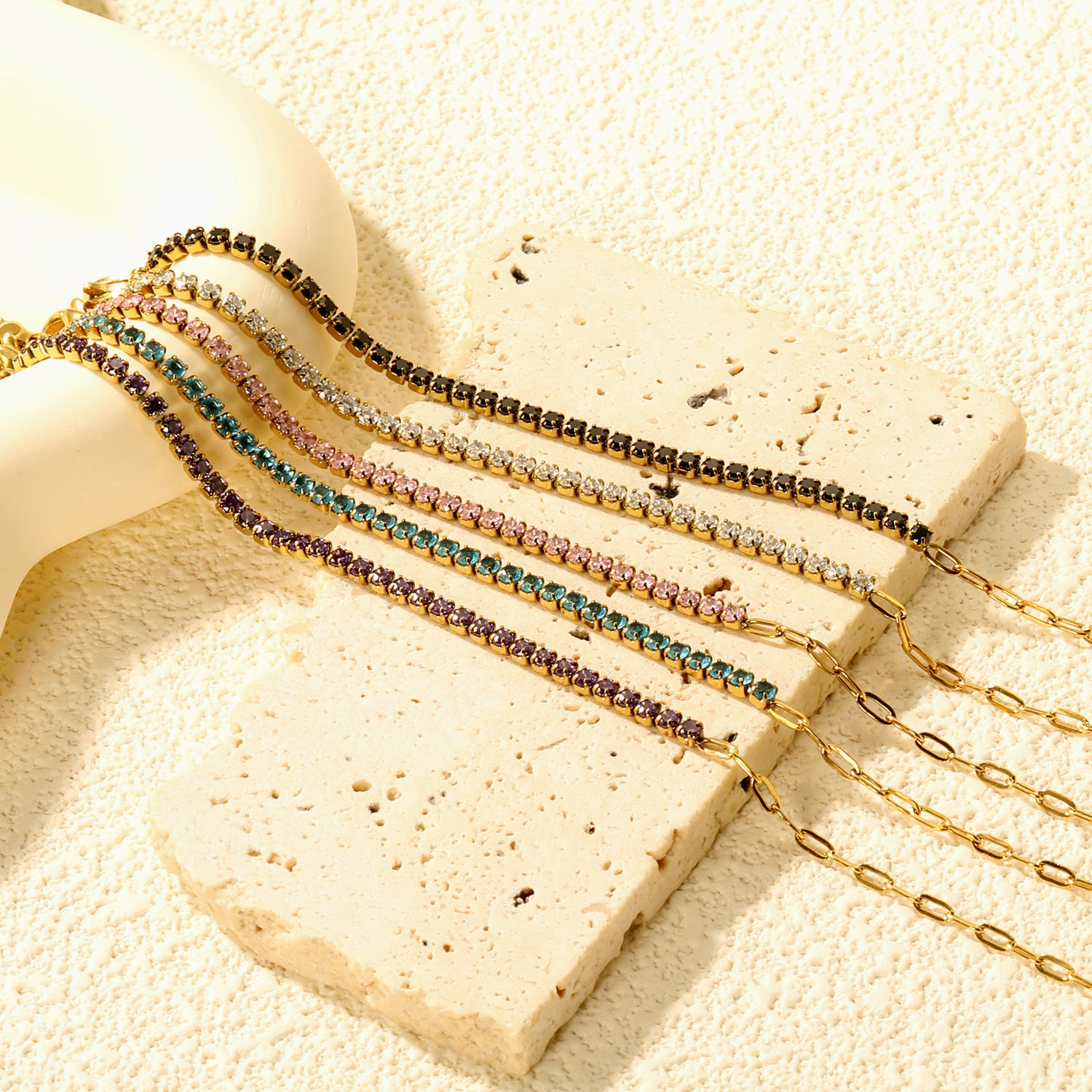 Damen Armband mit funkelnden Zirkonia und verstellbarem Design Shop Nory