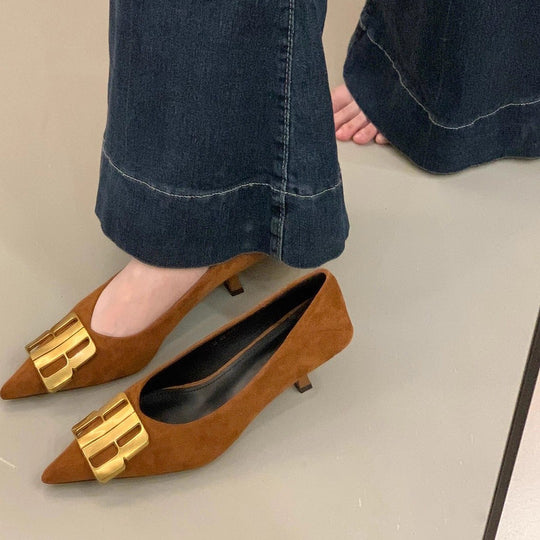 Damen Elegante spitz zulaufende Samtoptik-Kitten-Heel Pumps mit markanter Metallschließe Shop Nory